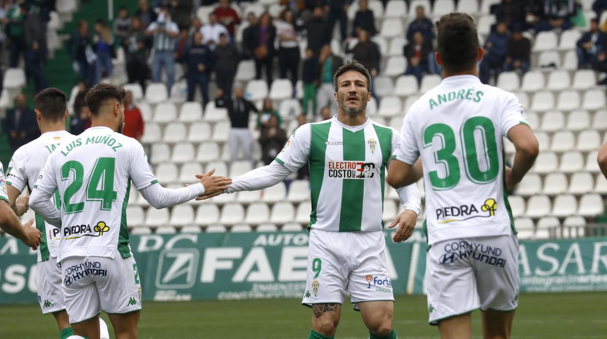 Federico Piovaccari espera a Andrés Martín para felicitarlo