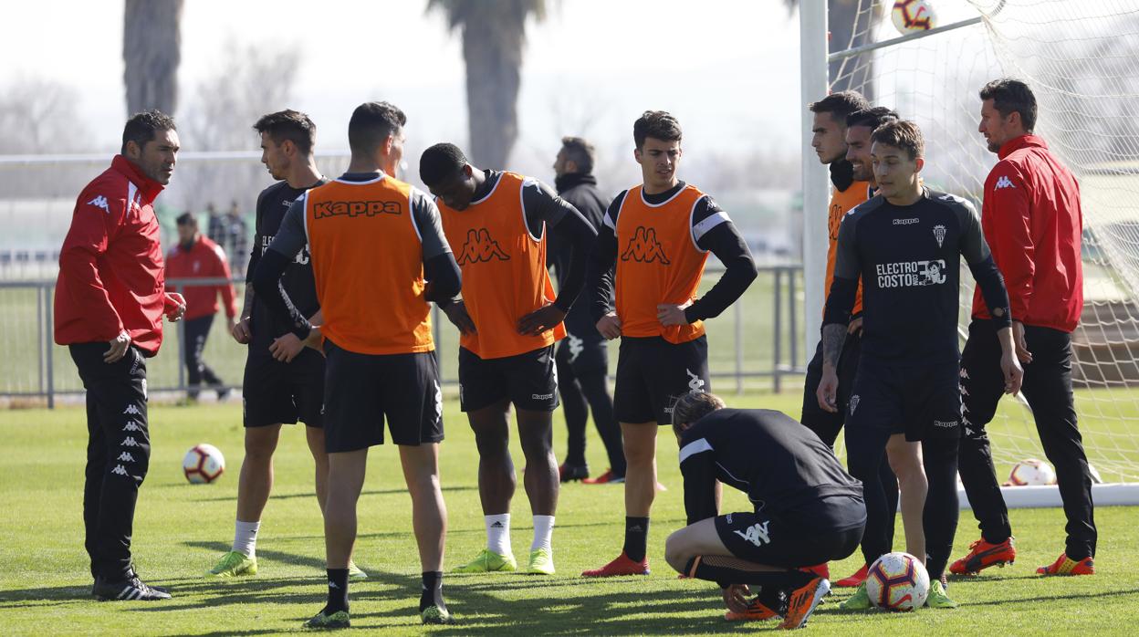 El entrenador del Córdoba, Rafael Navarro, habla con los jugadores