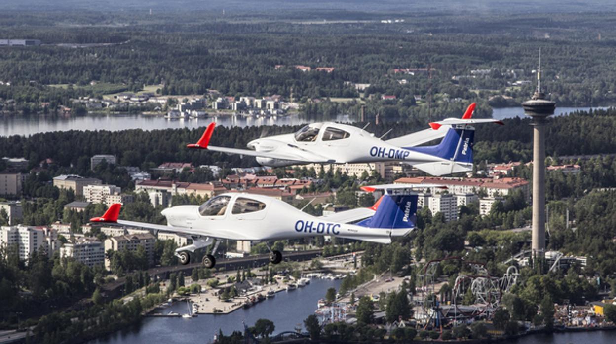 Aviones de entrenamiento de Patria sobrevuelan Pirkkala, base de la compañía en Finlandia