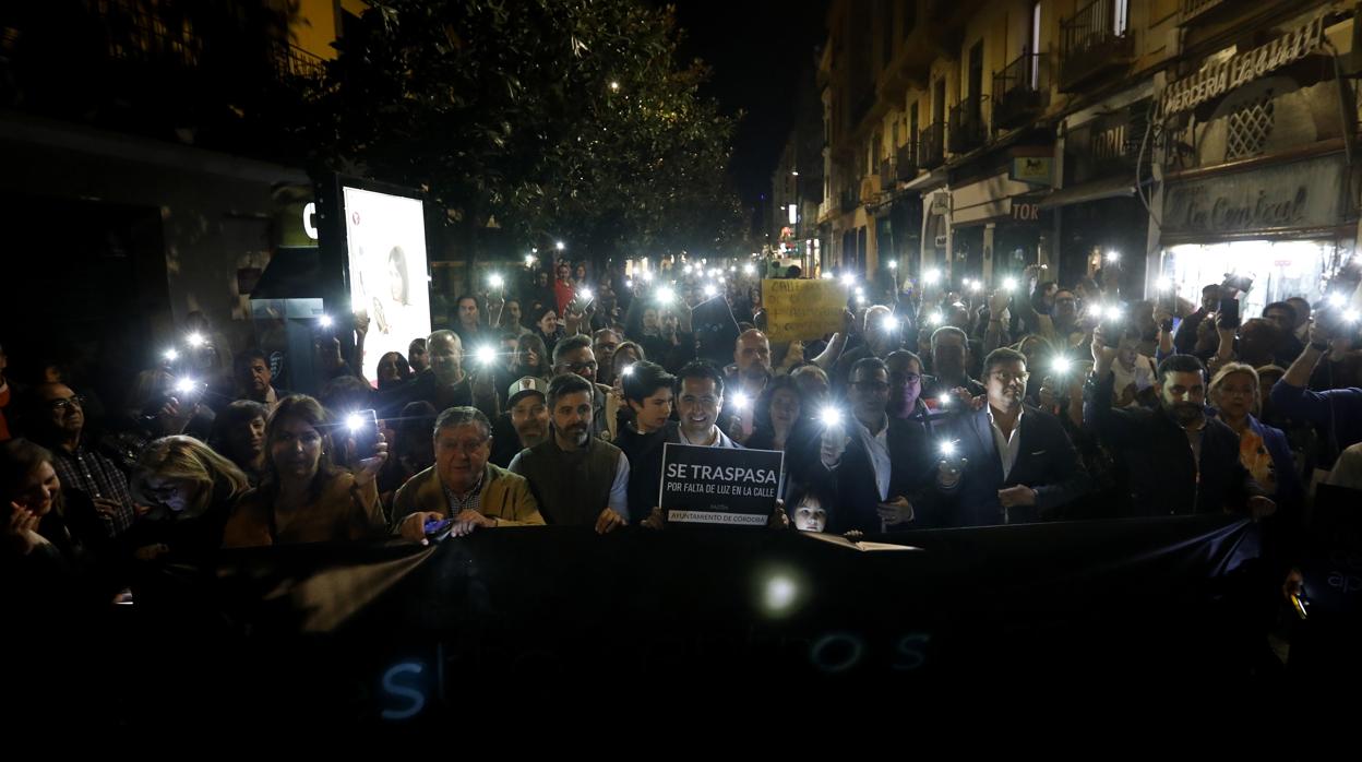 Comerciantes en la calle Cruz Conde manifestándose por la falta de luz