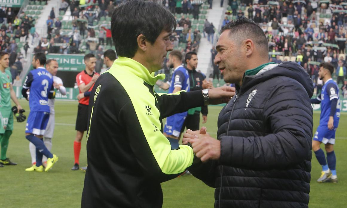 Rafa Navarro saludó a Pacheta en el inicio del encuentro