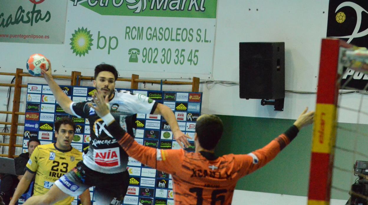 Xavi Tuâ lanza a portería en el partido ante el Bidasoa