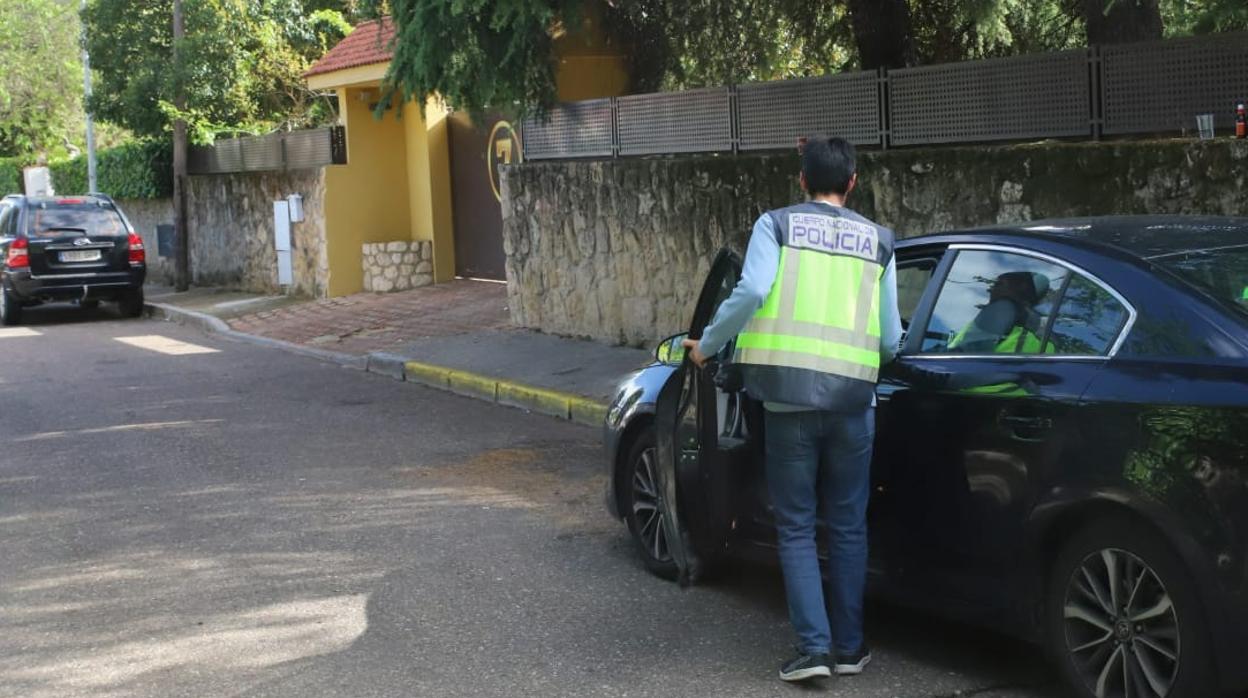 Un agente de la Policía Nacional, esta tarde frente al chalet en el que están desarrollando un operativo