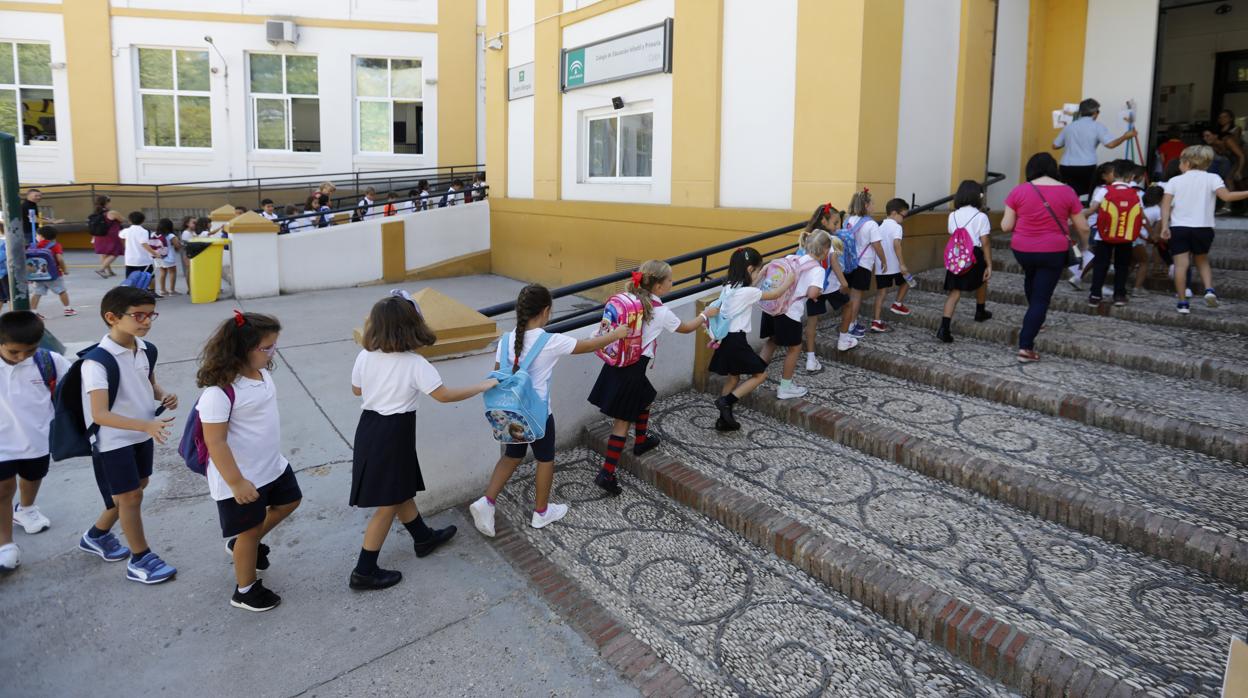 Alumnos de Educación Primaria entrando en clase en un colegio de Córdoba bajo la supervisión de los profesores