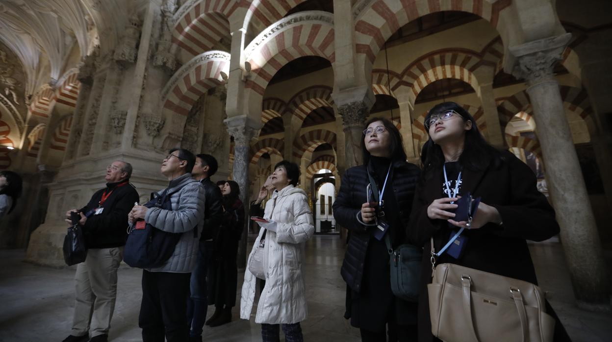 Turistas japoneses observan la Mezquita-Catedral de Córdoba