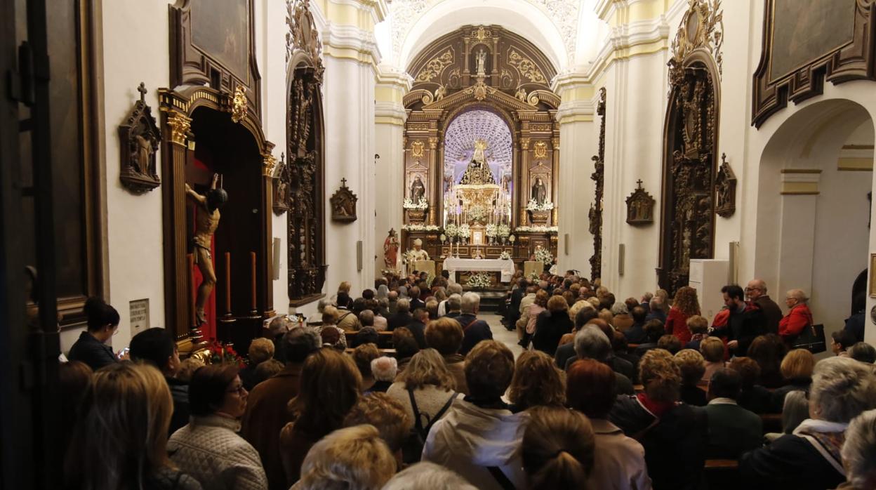 El obispo de Córdoba durante su homilía en la misa celebrada este viernes en la Iglesia de San Jacinto por la Virgen de los Dolores