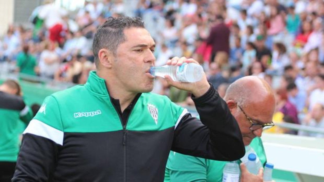 Rafa Navarro da un trago en la previa del partido