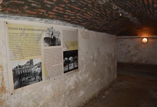 Mediante paneles informativos, los visitantes pueden profundizar en la historia de la red de refugios antiéreos de Guadix.