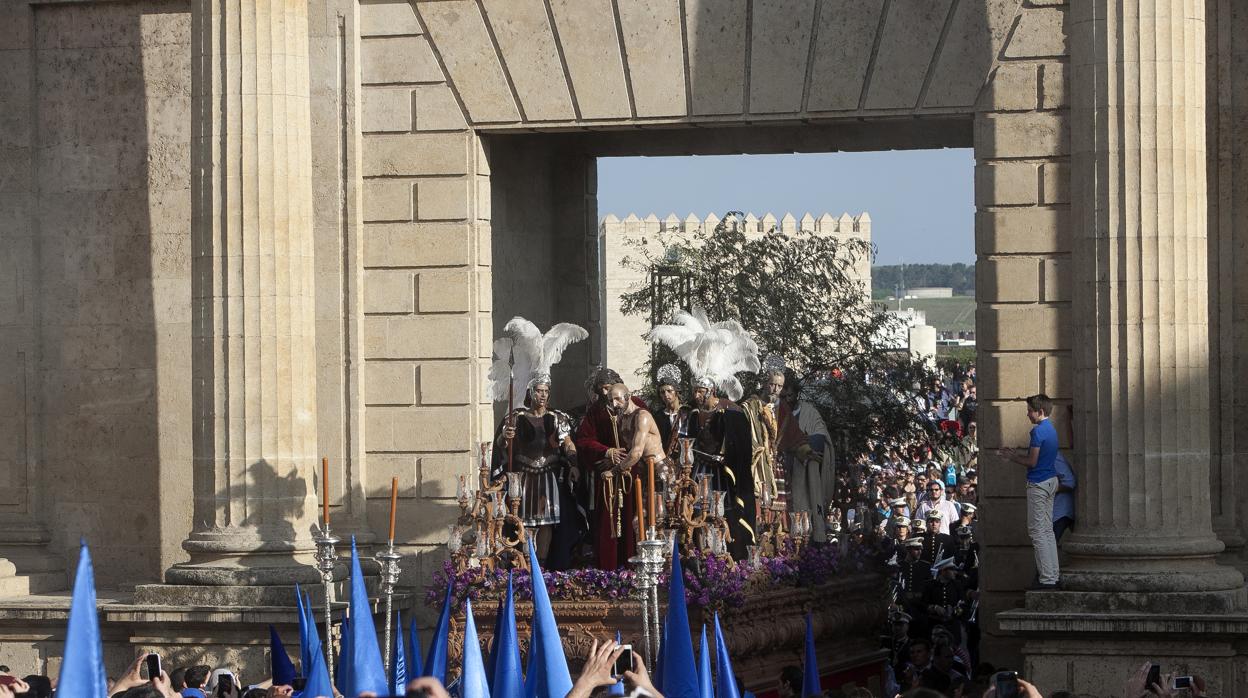 Nuestro Pdre Jesús Divino Salvador en su Prendimiento a su paso por la Puerta del Puente