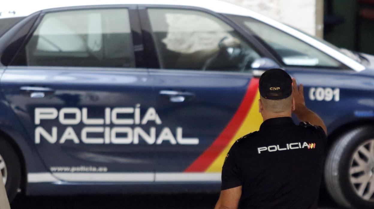 Un agente de la Policía Nacional