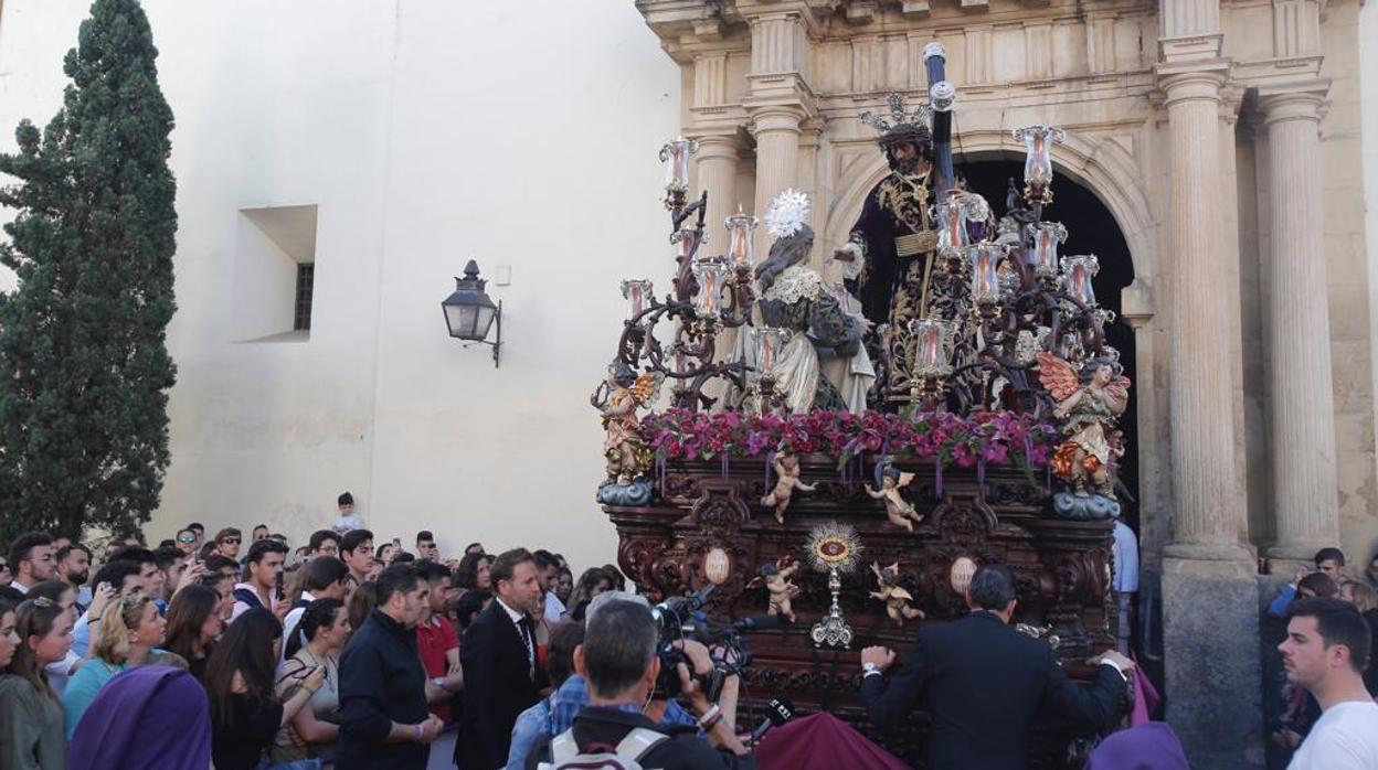 La Agonía sale de la Catedral / El Cristo de la Universidad inicia su recorrido