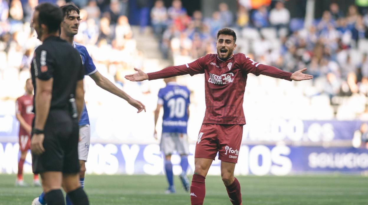 Luis Muñoz protesta al árbitro una acción del Real Oviedo-Córdoba CF de este domingo