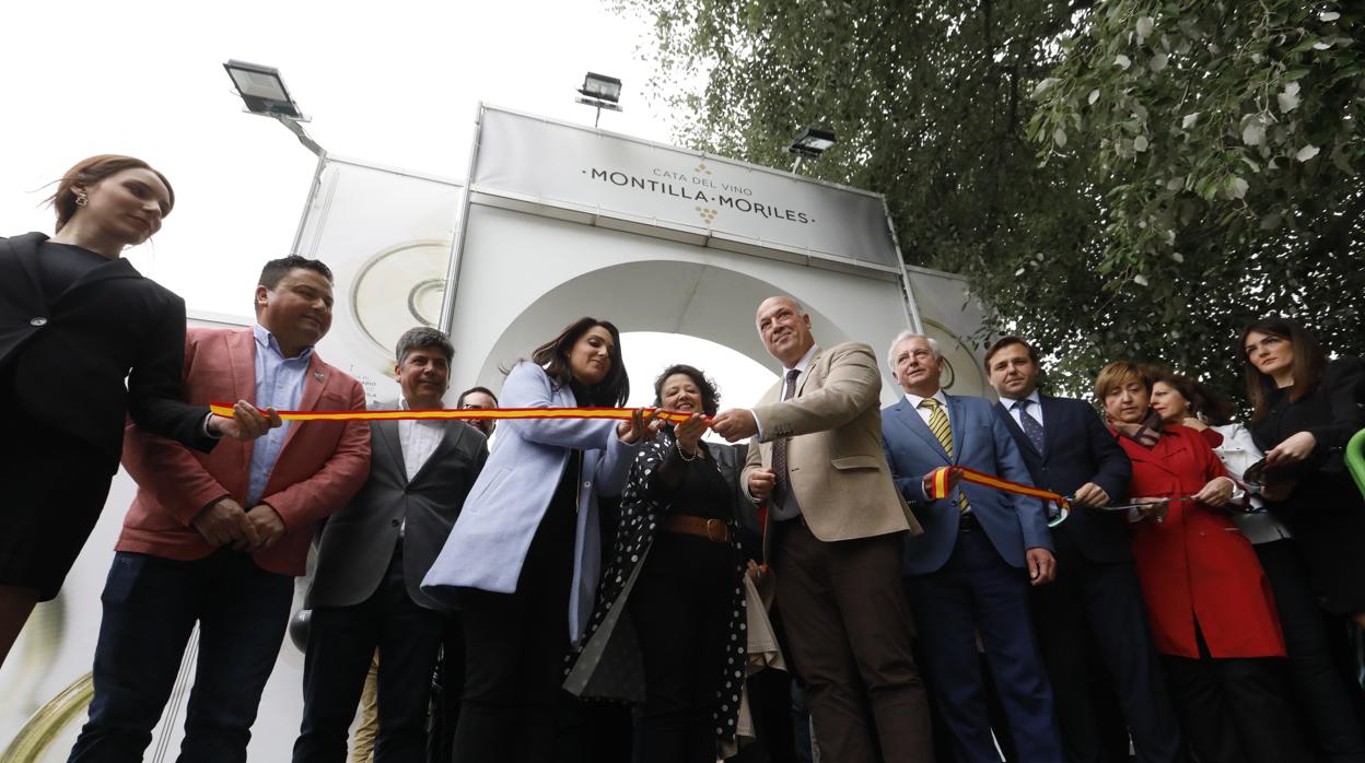 Los responsables institucionales, cortando la cinta inaugural