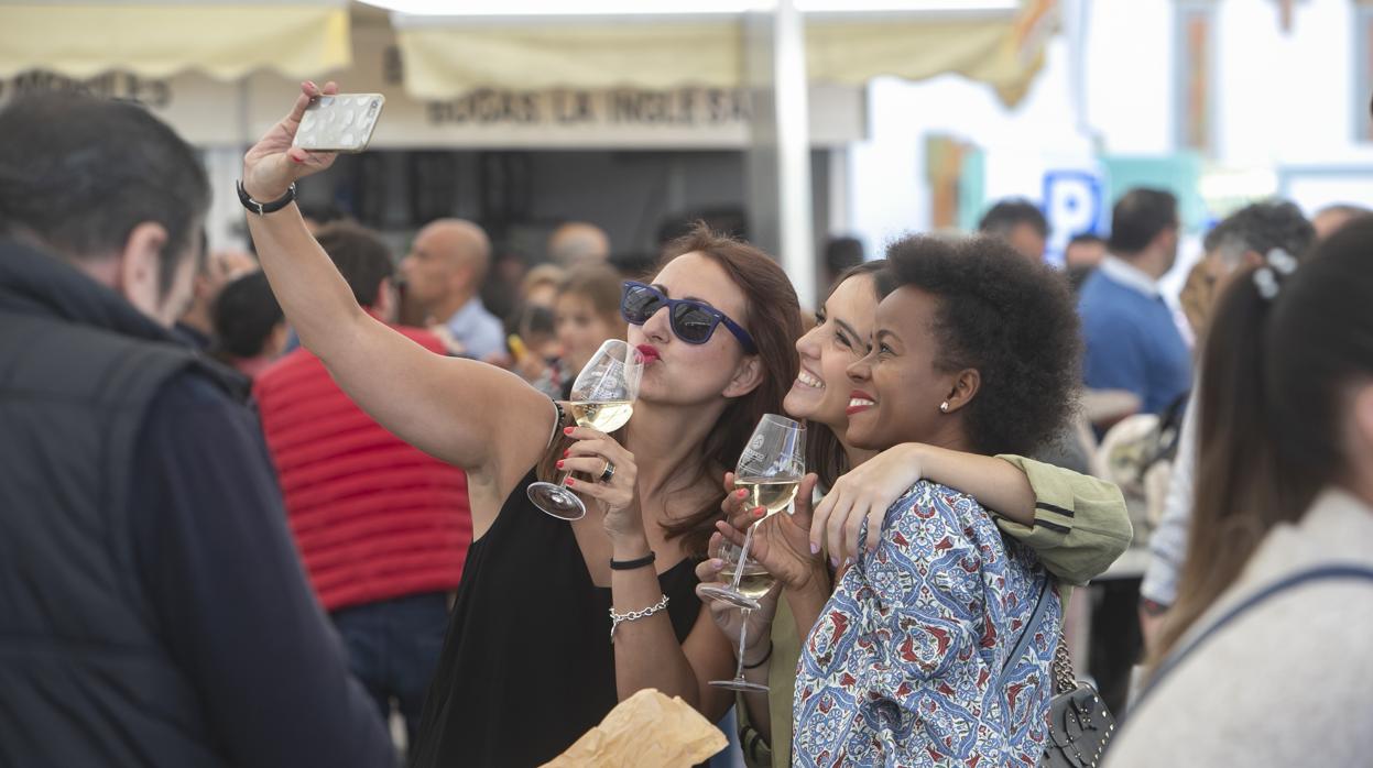 Tres mujeres se hacen un «selfie» en la jornada del viernes en la Cata
