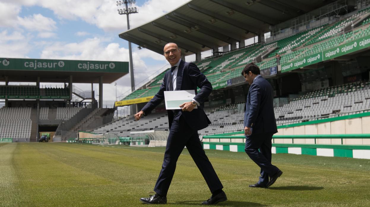 El presidente del Córdoba, Jesús León, junto a Luis Oliver en El Arcángel
