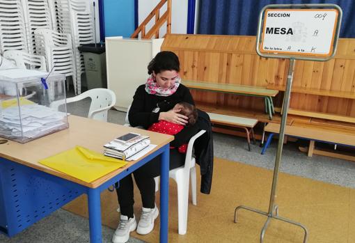 Rocío Jiménez en la mesa electoral amamantando a su bebé S. F.