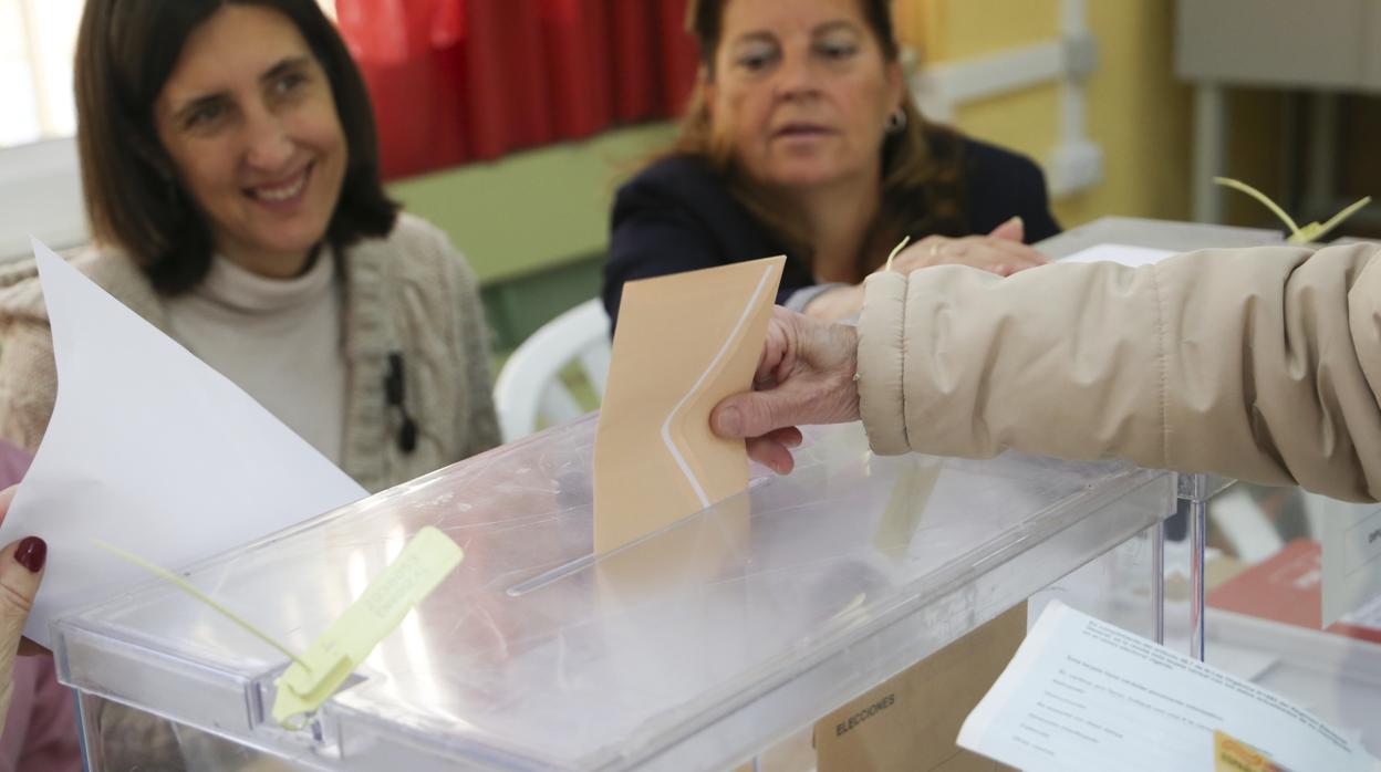 Una mujer deposita su voto en una urna