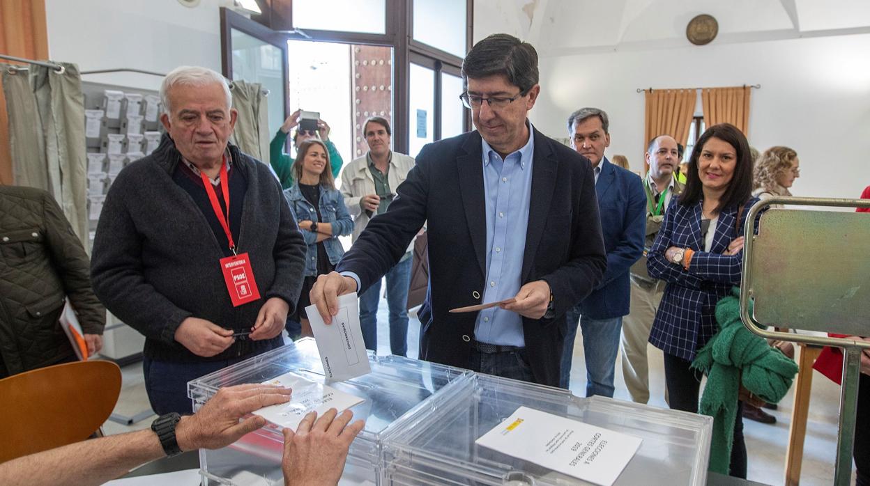El vicepresidente andaluz y líder de Ciudadanos en Andalucía, Juan Marín, introduce el sobre con su voto en la urna en la Biblioteca Municipal de Sanlúcar de Barrameda (Cádiz)
