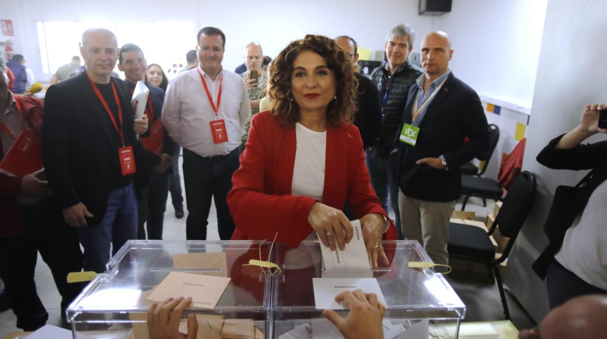 María Jesús Montero vota en el Colegio SAFA