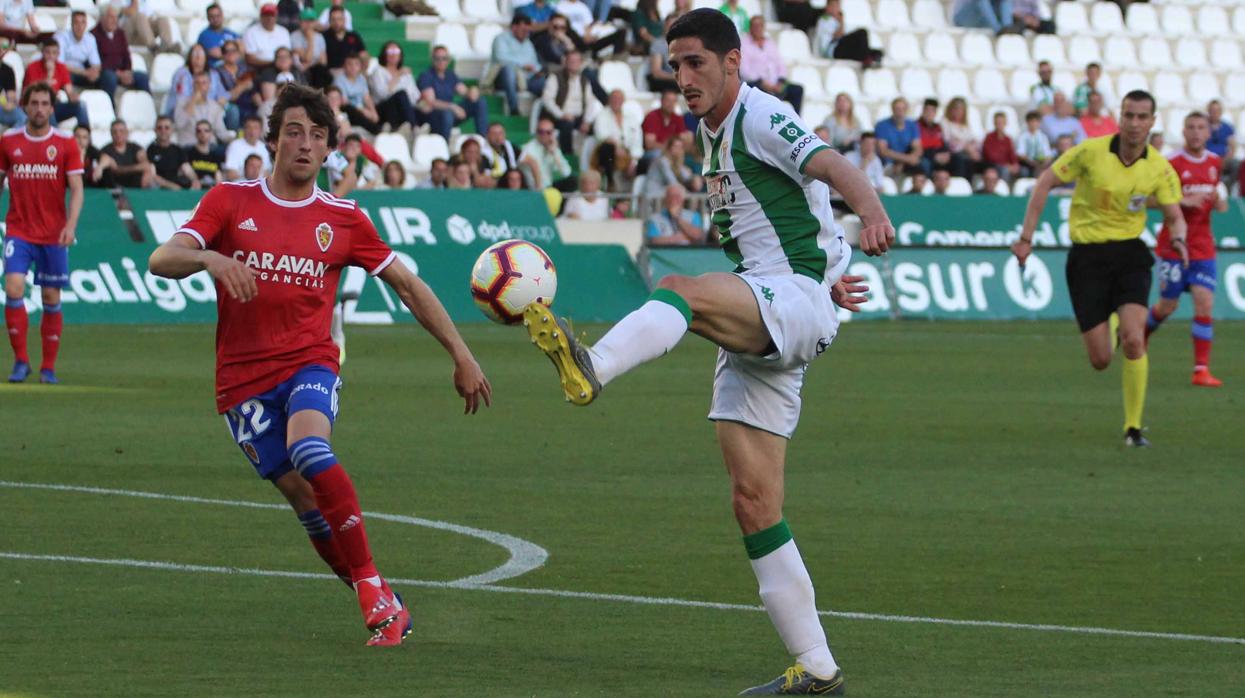 Bodiger, única novedad del once, en una acción del Córdoba CF-Real Zaragoza