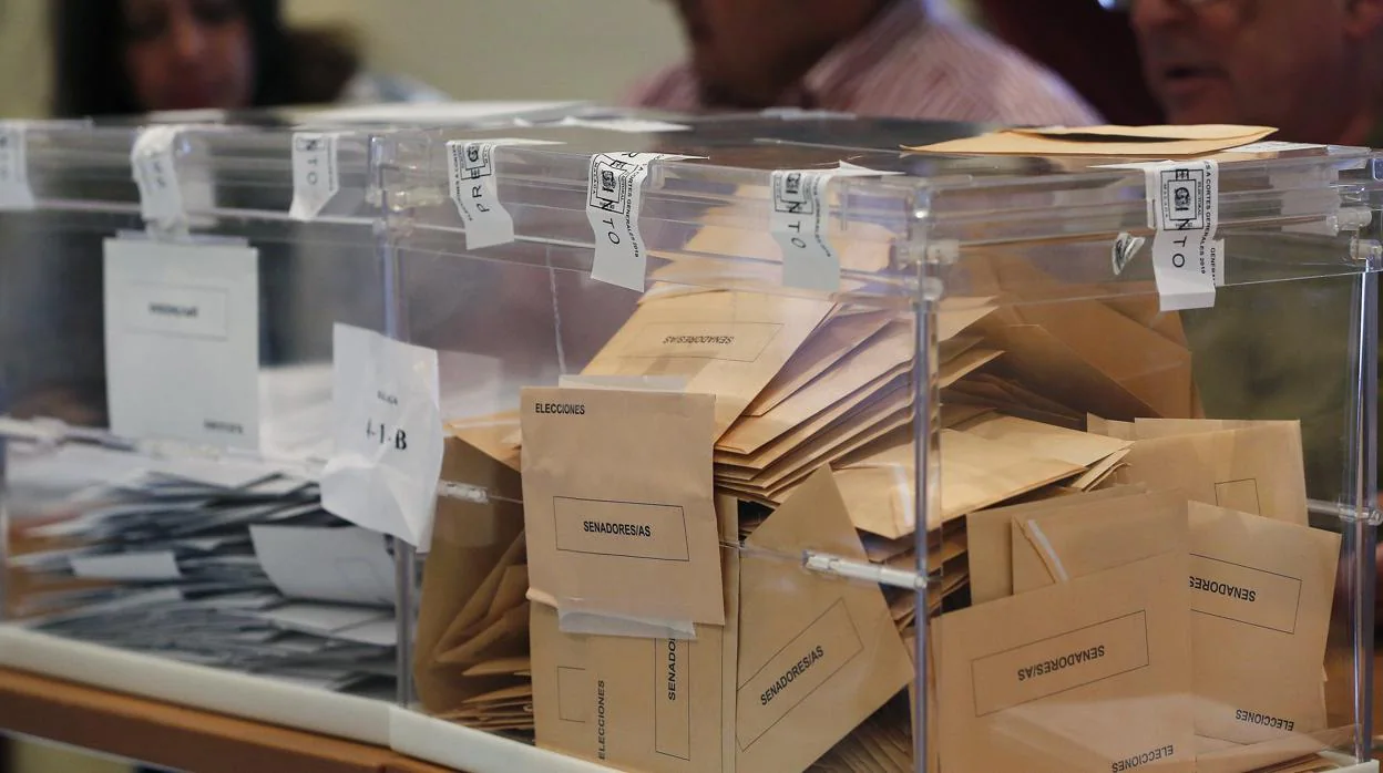 Urnas llenas de votos en un colegio electoral en Málaga
