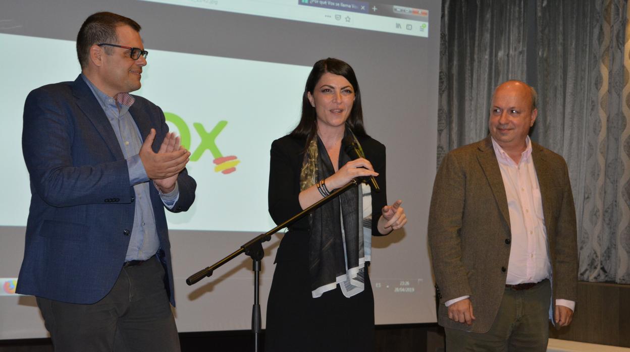 Onofre Miralles, a la izquierda, celebra el escaño conseguido por Macarena Olona en las elecciones generales, junto al nuevo presidente provincial de Vox, Manuel Martín.