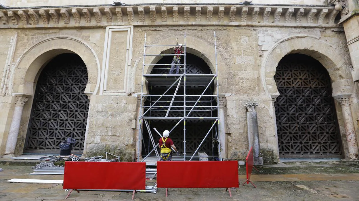 Trabajos de retirada de la ceolsía de la nave 17 para habilitar una segunda puerta en la Mezquita-Catedral