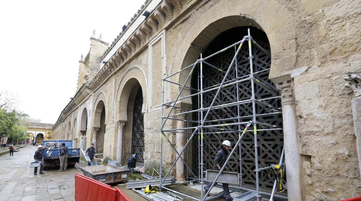 Obras para retirar la celosía de la Mezquita-Catedaral, en marzo de 2017