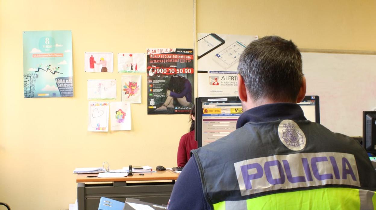 Agente de la Unidad de Atención a la Familia y Mujer (UFAM) de la Policía Nacional.