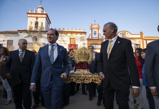 Coronas de sentimiento a los pies de la Señora