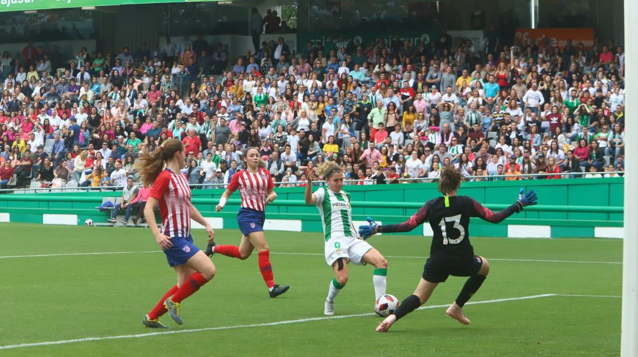 Una de las ocasiones de Meri Martí ante el Atleti B