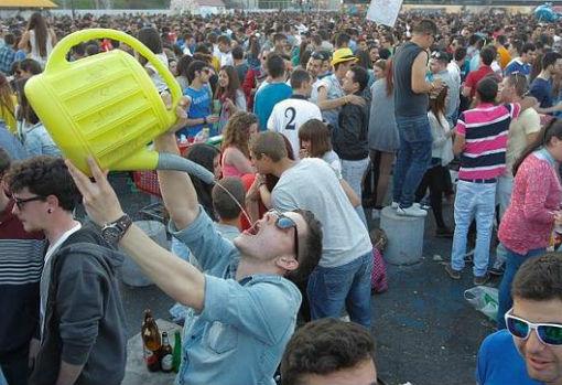 El botellódromo congregaba a miles de jóvenes cada fin de semana.