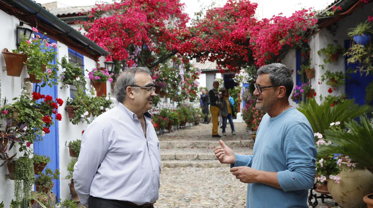 Dos vecinos de Marroquíes, 6 hablan en una de las calles de la casa patio