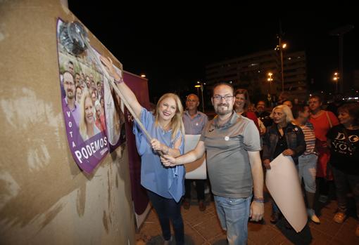 Cristina Pedrajas, candidata de Podemos, en la pegada de carteles