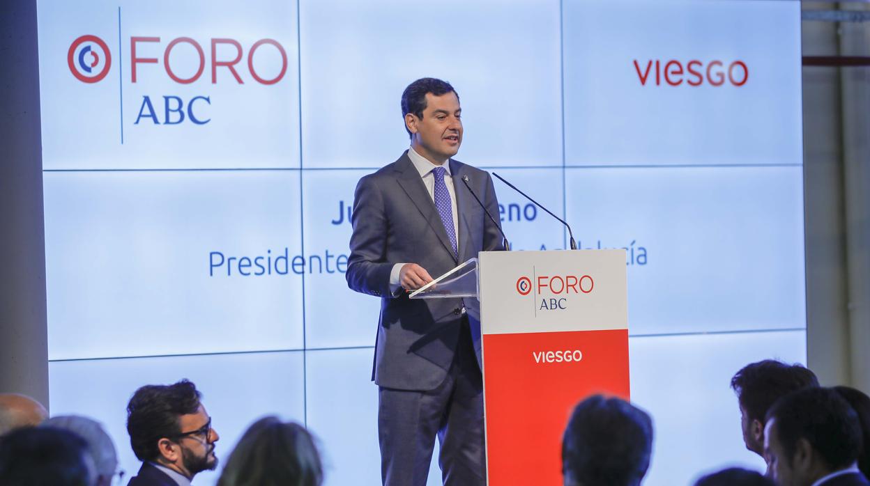 Juanma Moreno, presidente del PP en el Foro ABC en Sevilla