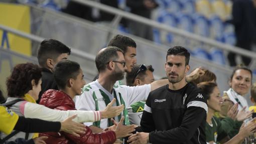 El capitán del Córdoba, Alejandro Alfaro, se despide de la afición tras el descenso en Las Palmas