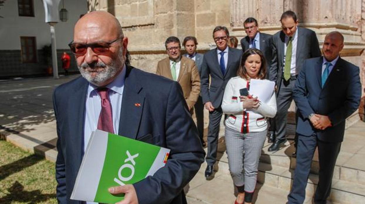 Alejandro Hernández, en primer término, y el resto de Vox Andalucía detrás