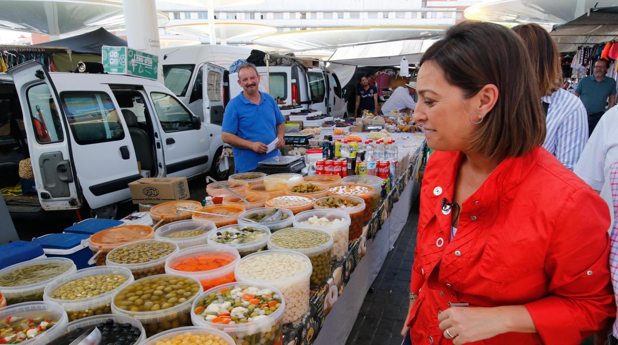 La alcaldesa en el mercadillo de las Setas