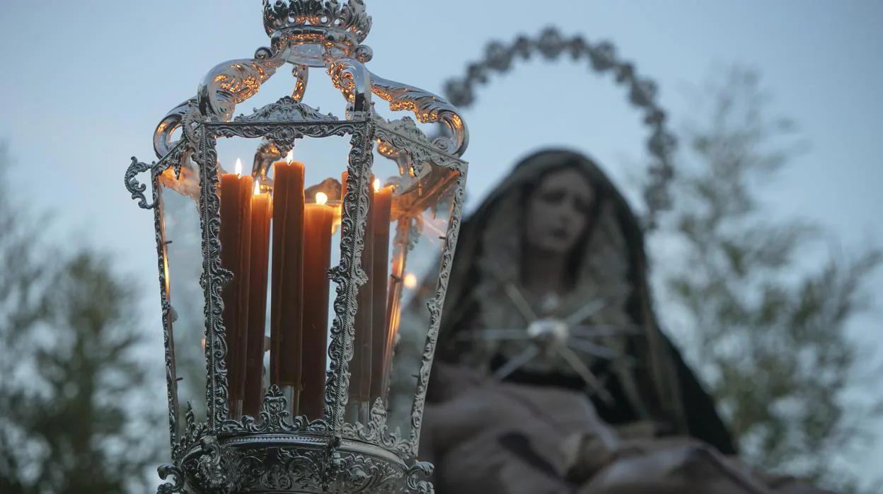 Los faroles del Huerto iluminan el paso de la pro hermandad del Traslado al Sepulcro de Córdoba