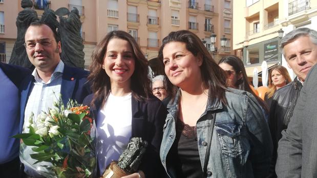 Arrimadas hace campaña junto a su hermana en La Línea de la Concepción, donde vivió más de un año