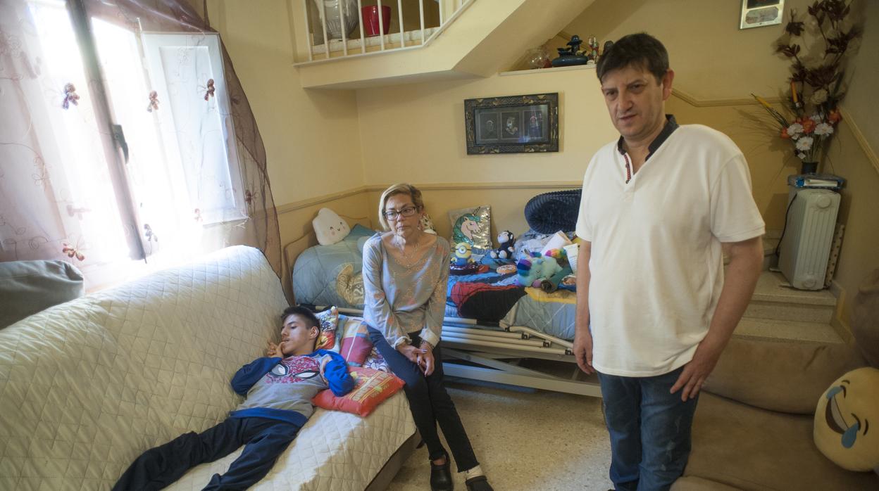 Alejnadro tumbado en sofá donde pasa 14 horas al día