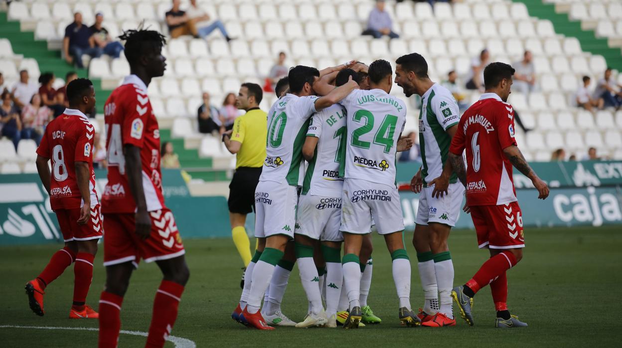 Los jugadores del Córdoba CF celebran un gol ante del Nástic