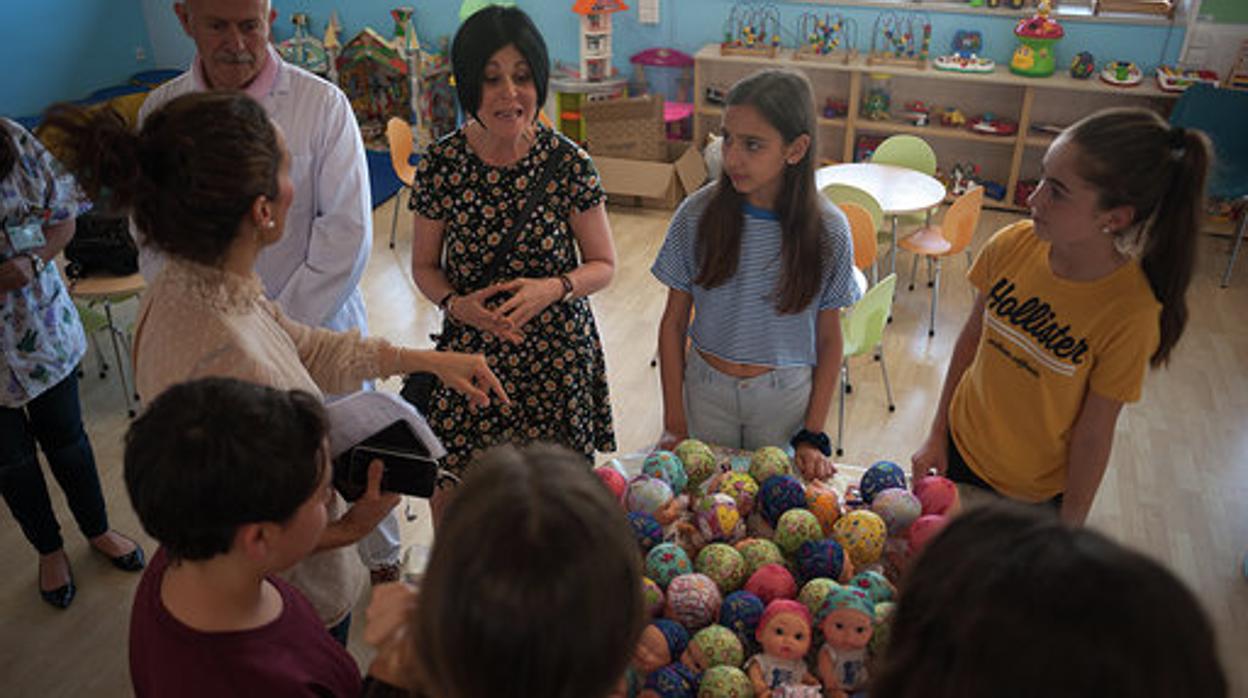 Esther López junto a sus alumnos en la ludoteca del Materno Infantil, donde entregaron los juguetes