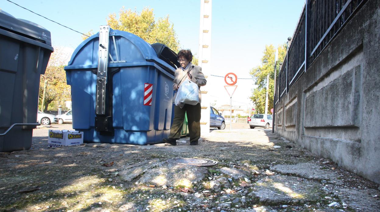 Una mujer pasa por una calle deteriorada del Tablero