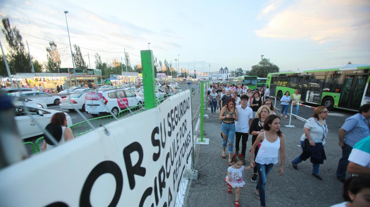Paradas de taxi y autobús en la Feria de Córdoba