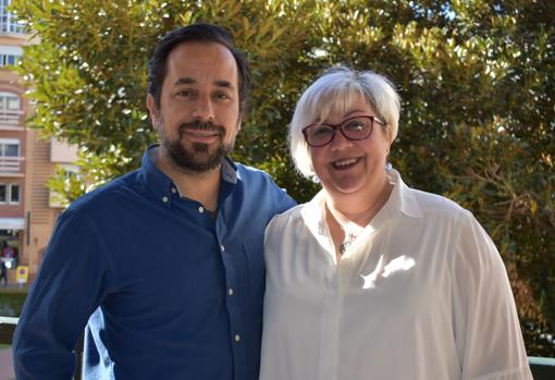 Mónica Rossi, candidata de Adelante Huelva junto a su número dos