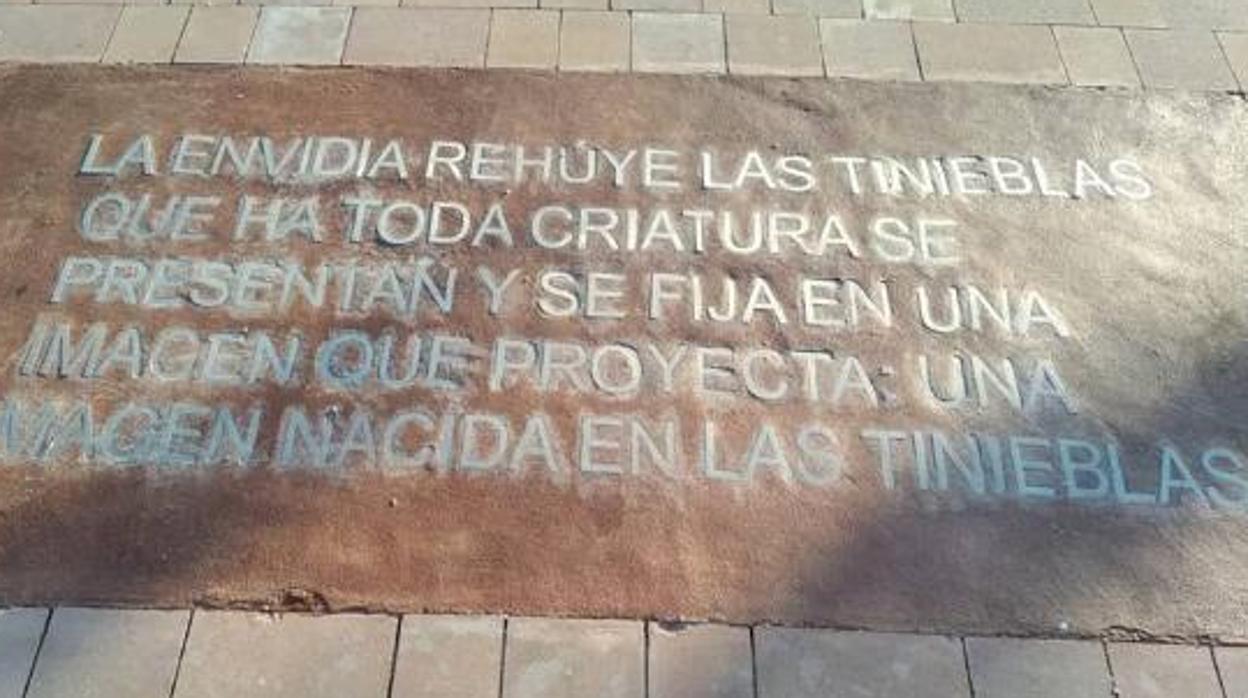 La placa con la falta de ortografía