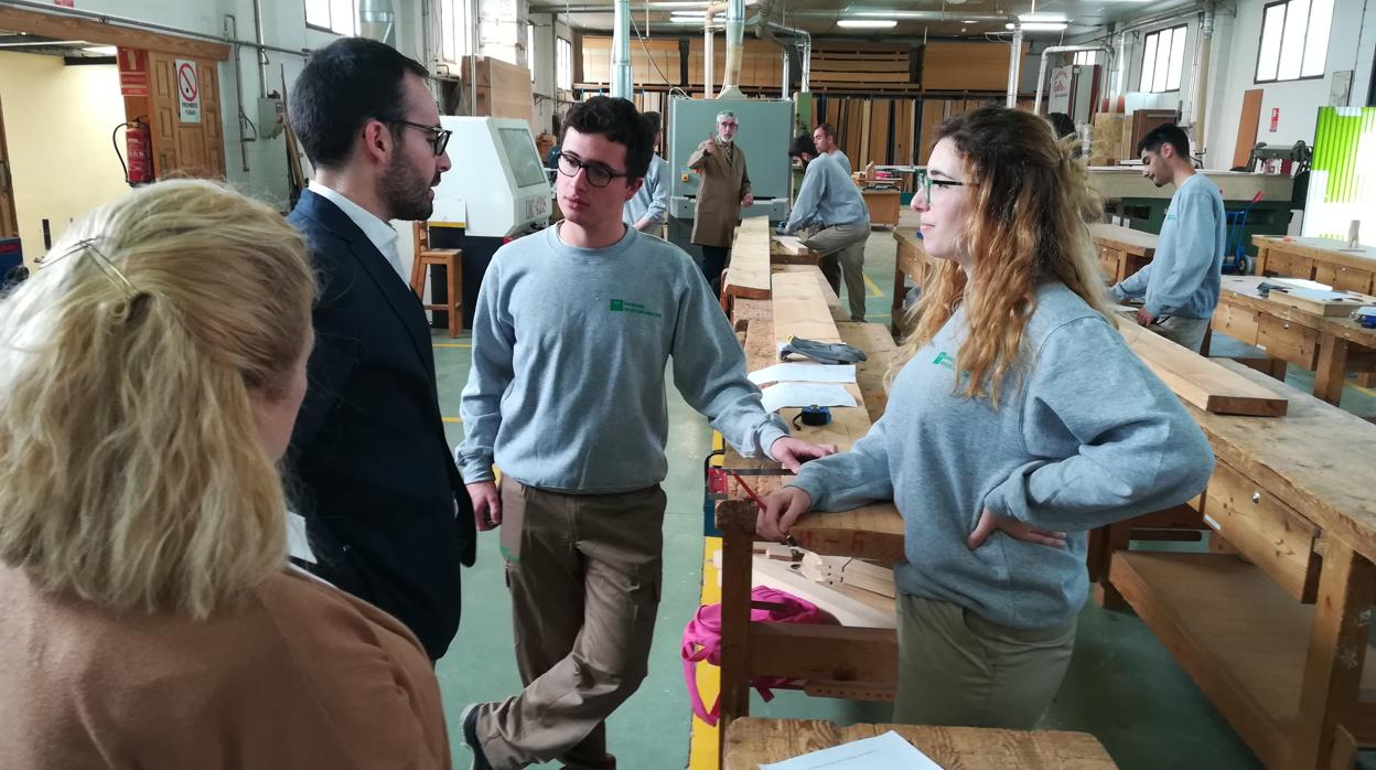 El delegado de Empleo, Ángel Herrador, visita el CEMER de Encinas Reales
