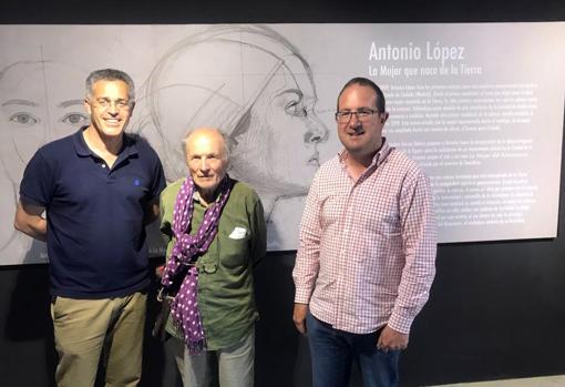 El pintor y escultor junto al alcalde de Olula del Río y el presidente de la Fundación.