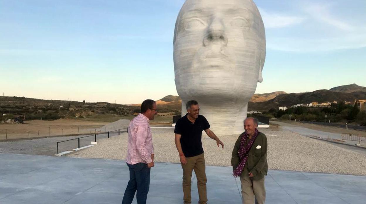 Antonio López durante su visita a la «Mujer del Almanzora» en Olula del Río